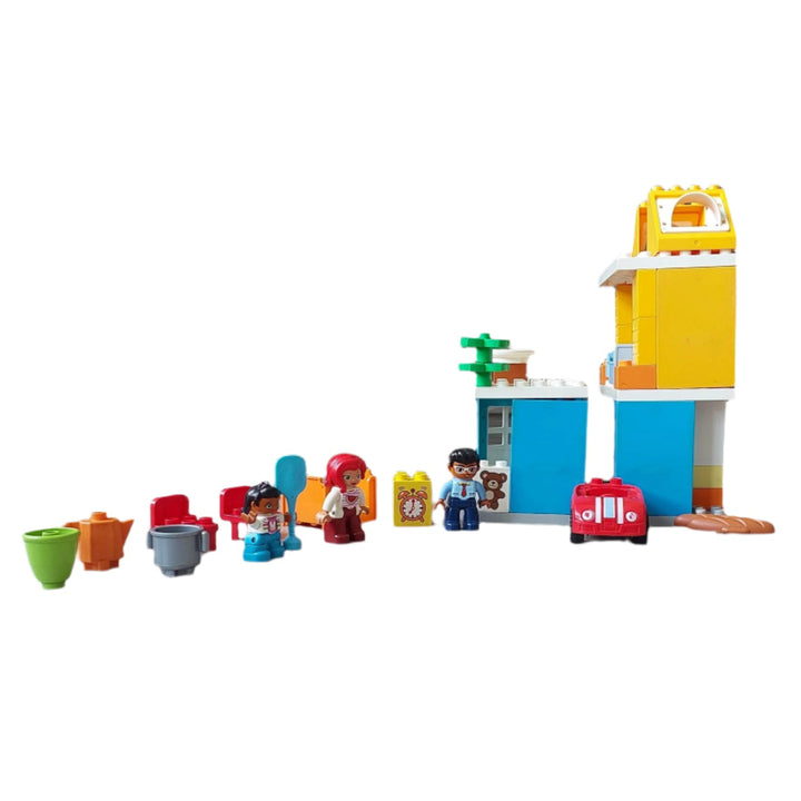 Lego Duplo, My Town Family House (10835), Play out real-life scenarios in LEGO DUPLO My town: a recognizable world with modern DUPLO figures. There are endless play opportunities in this easy-to-build house—toddlers can have fun practicing activities and routines, from getting up in the morning, preparing and eating a meal to washing the car.