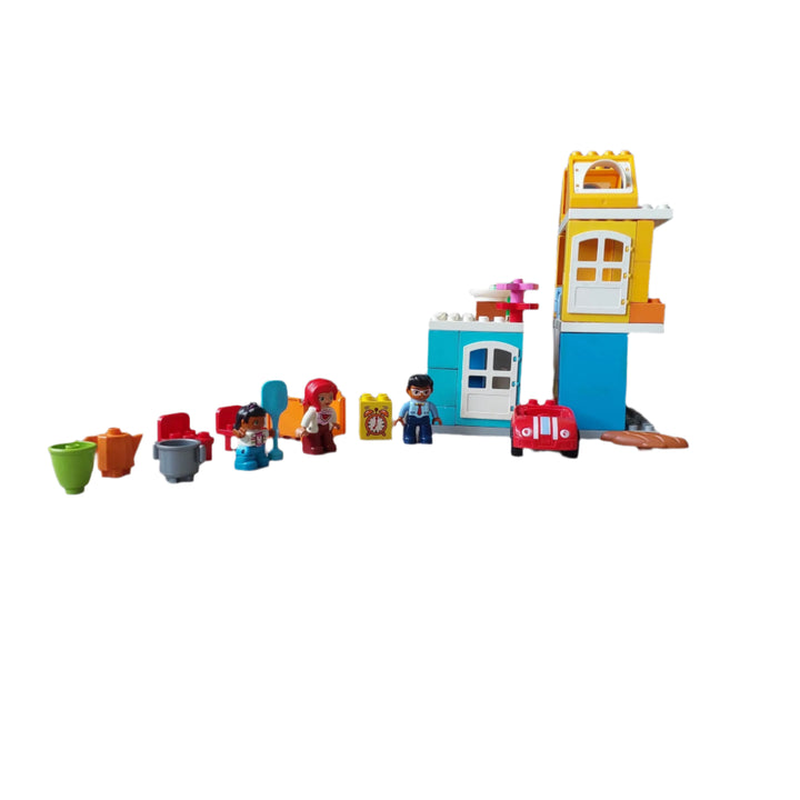 Lego Duplo, My Town Family House (10835), Play out real-life scenarios in LEGO DUPLO My town: a recognizable world with modern DUPLO figures. There are endless play opportunities in this easy-to-build house—toddlers can have fun practicing activities and routines, from getting up in the morning, preparing and eating a meal to washing the car.