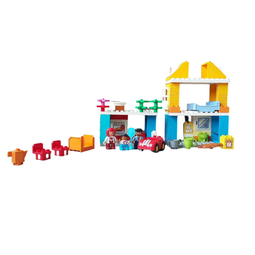 Lego Duplo, My Town Family House (10835), Play out real-life scenarios in LEGO DUPLO My town: a recognizable world with modern DUPLO figures. There are endless play opportunities in this easy-to-build house—toddlers can have fun practicing activities and routines, from getting up in the morning, preparing and eating a meal to washing the car.